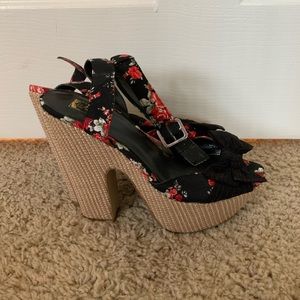 Pin up platform peeptoe heels